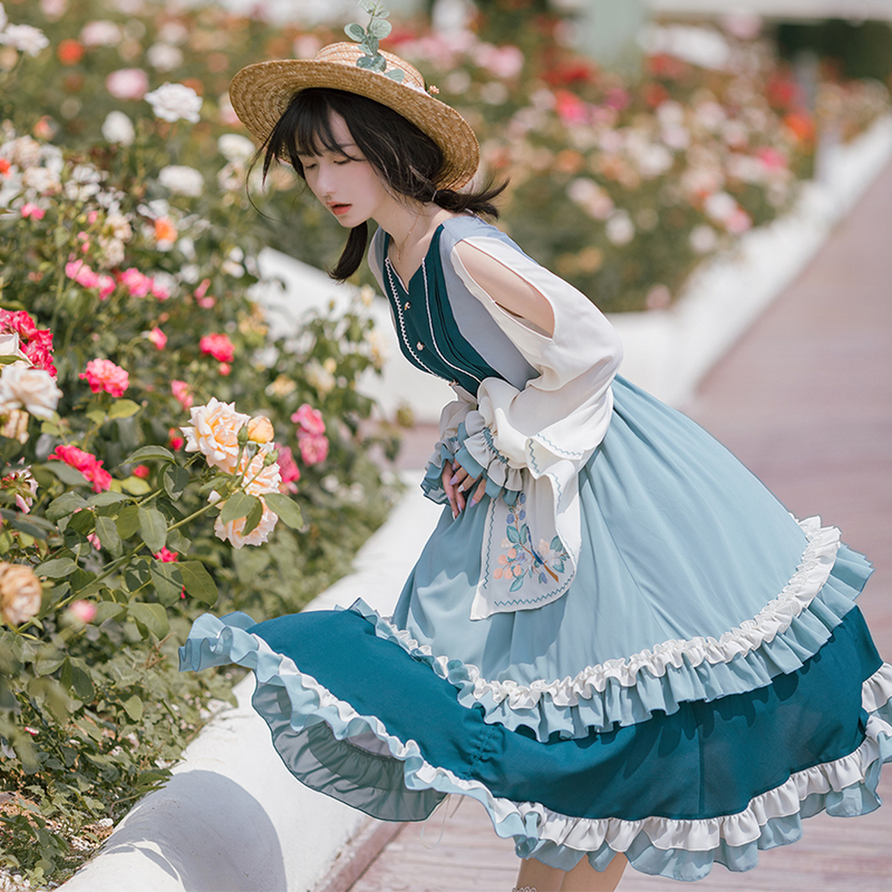 cla系长款洛丽塔,小v领衬托锁骨线条,显瘦又显气质.