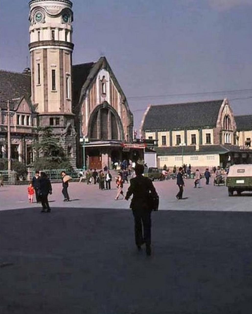 上世纪70年代末的济南火车站,独特的哥特式建筑,令人怀念.