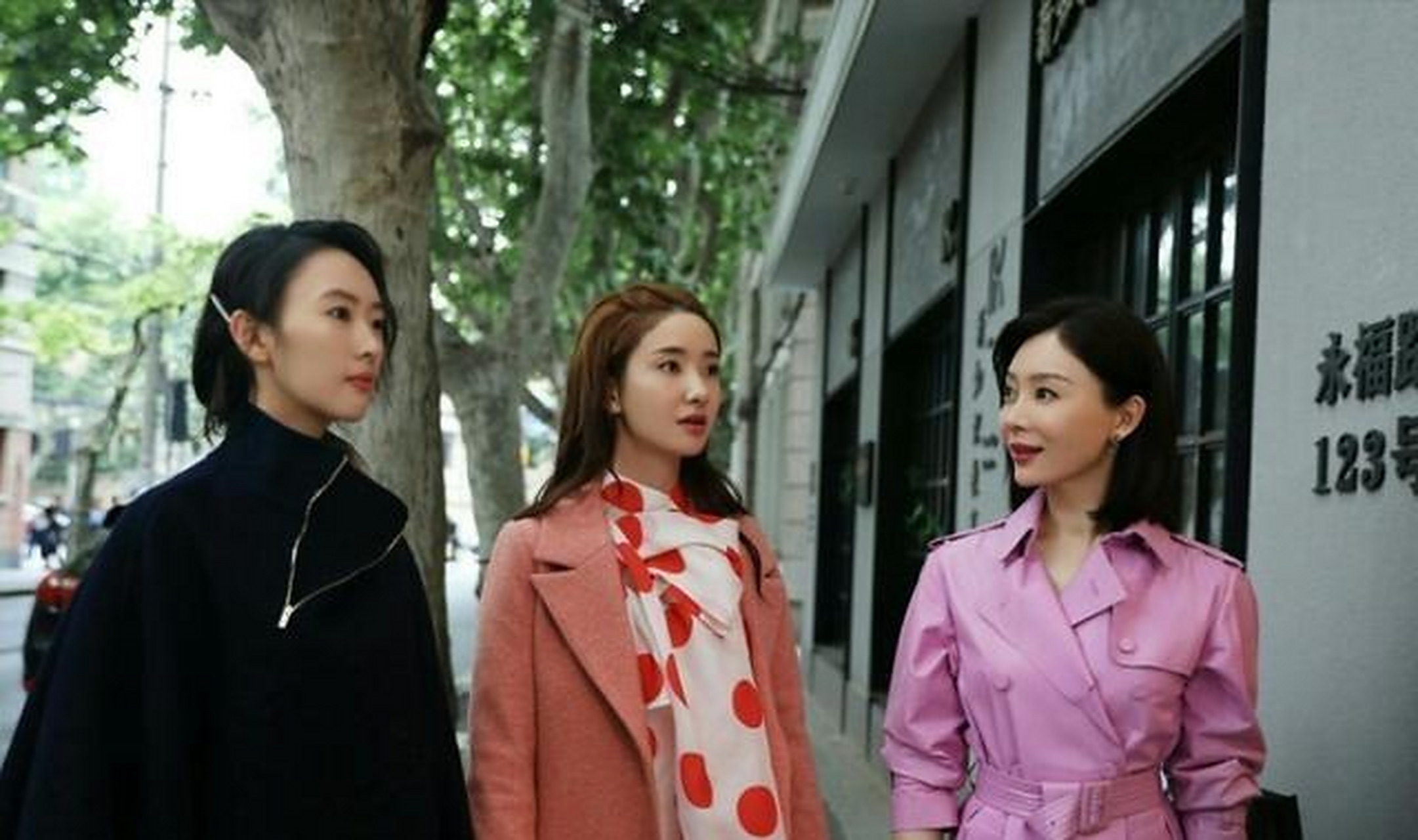 《谁说我结不了婚》是由潘粤明和童谣主演的,讲述了34岁的女编剧程璐