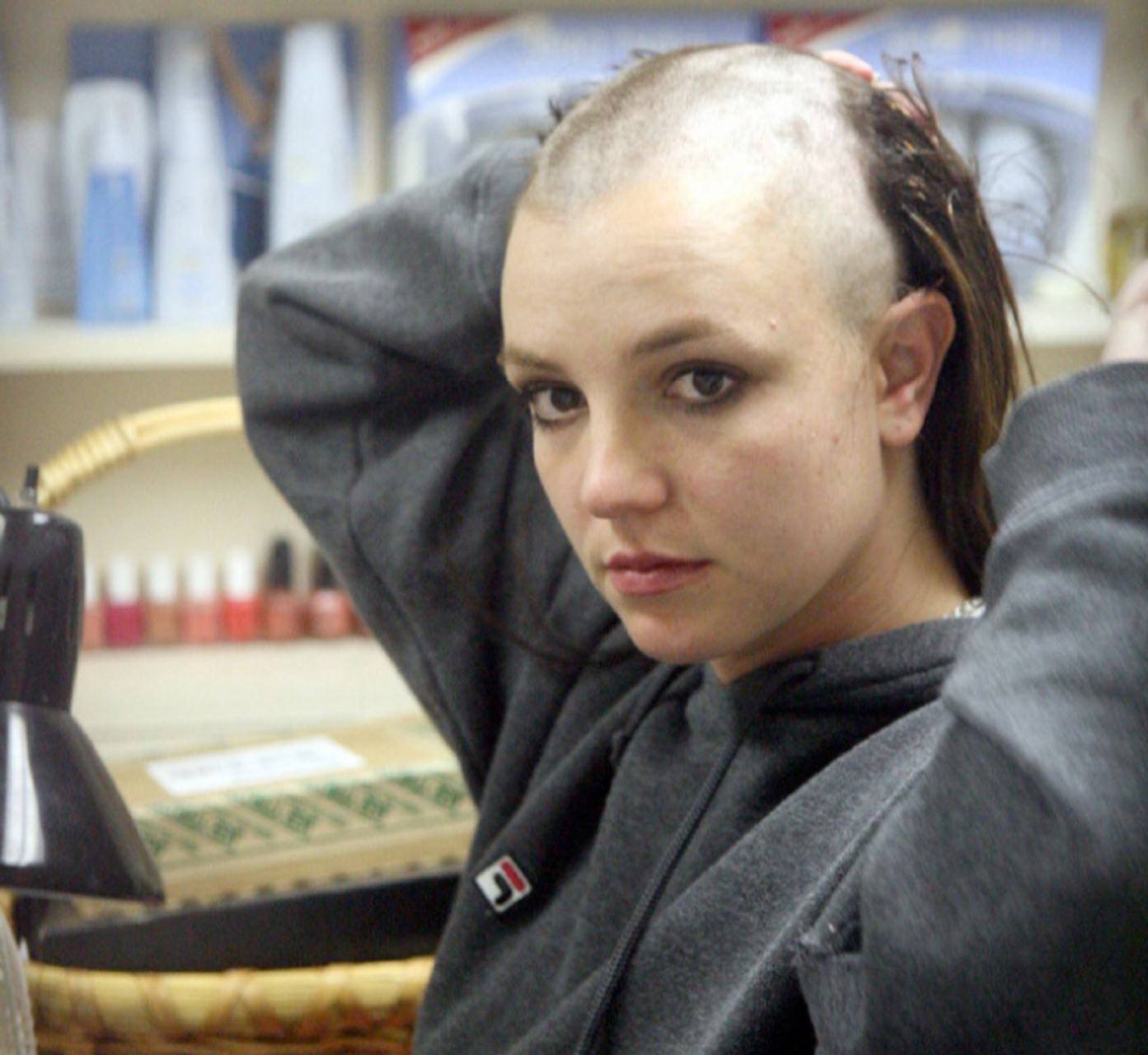 布兰妮在回忆录中透露,她2007年剃光头是因为从十几岁起就经常被人