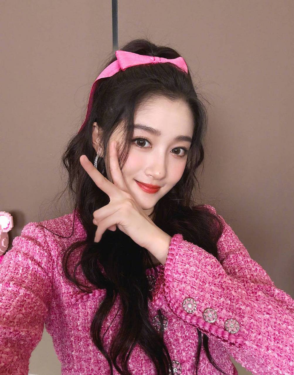 关晓彤粉色芭比造型曝光,网友直呼太梦幻了,快来一起看看吧!