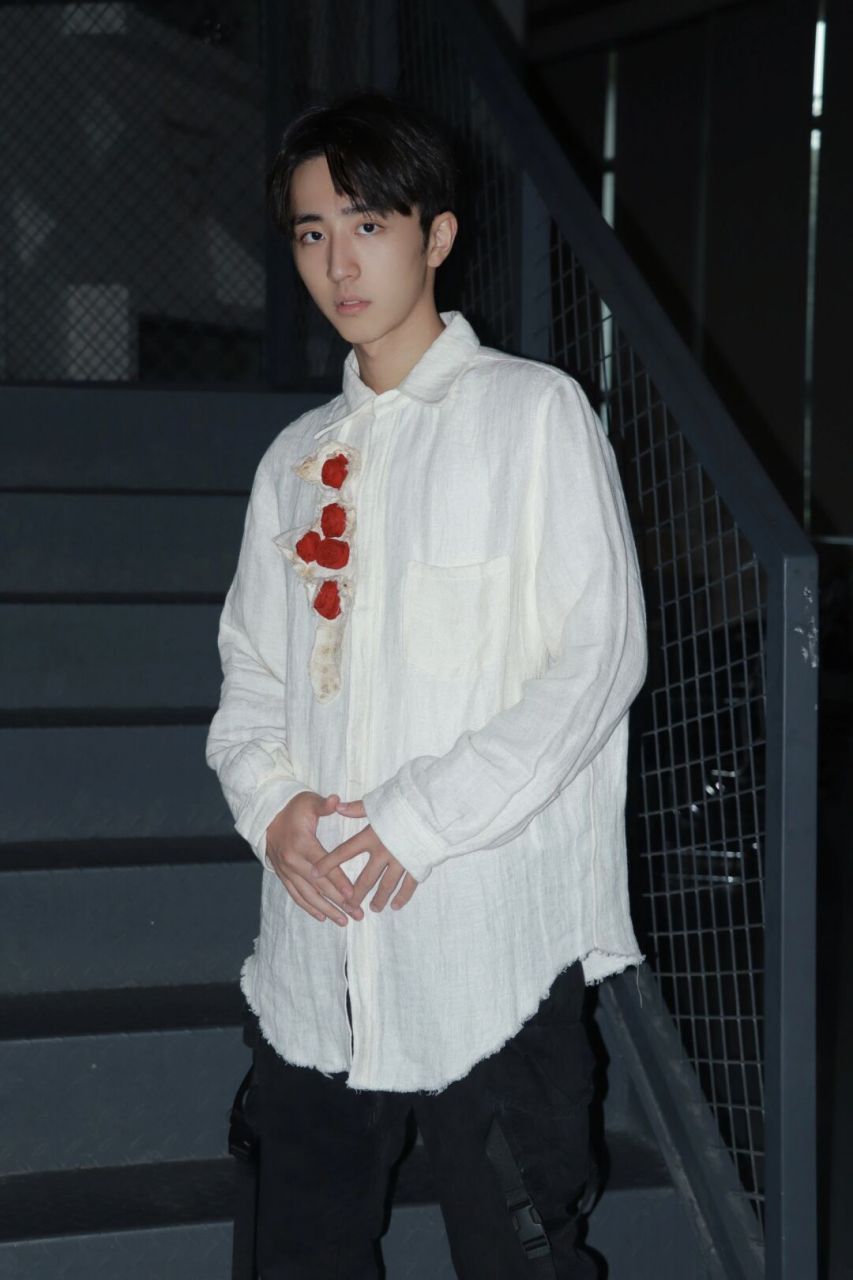 ootd|1l王嘉尔玫瑰花衬衫,  回归少年感的白衬衫穿搭 	 玫瑰花设计