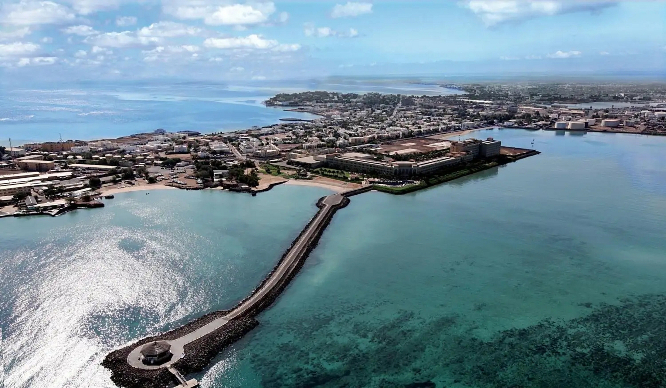 吉布提共和国,简称吉布提,地处非洲东北部亚丁湾西岸,国土面积2