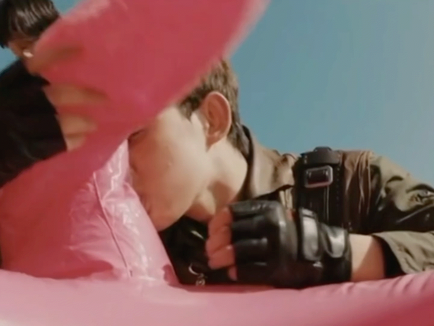 吴磊这几天在首页从火烈鸟亲到周雨彤亲到赵今麦,真是长大了,满屏幕的