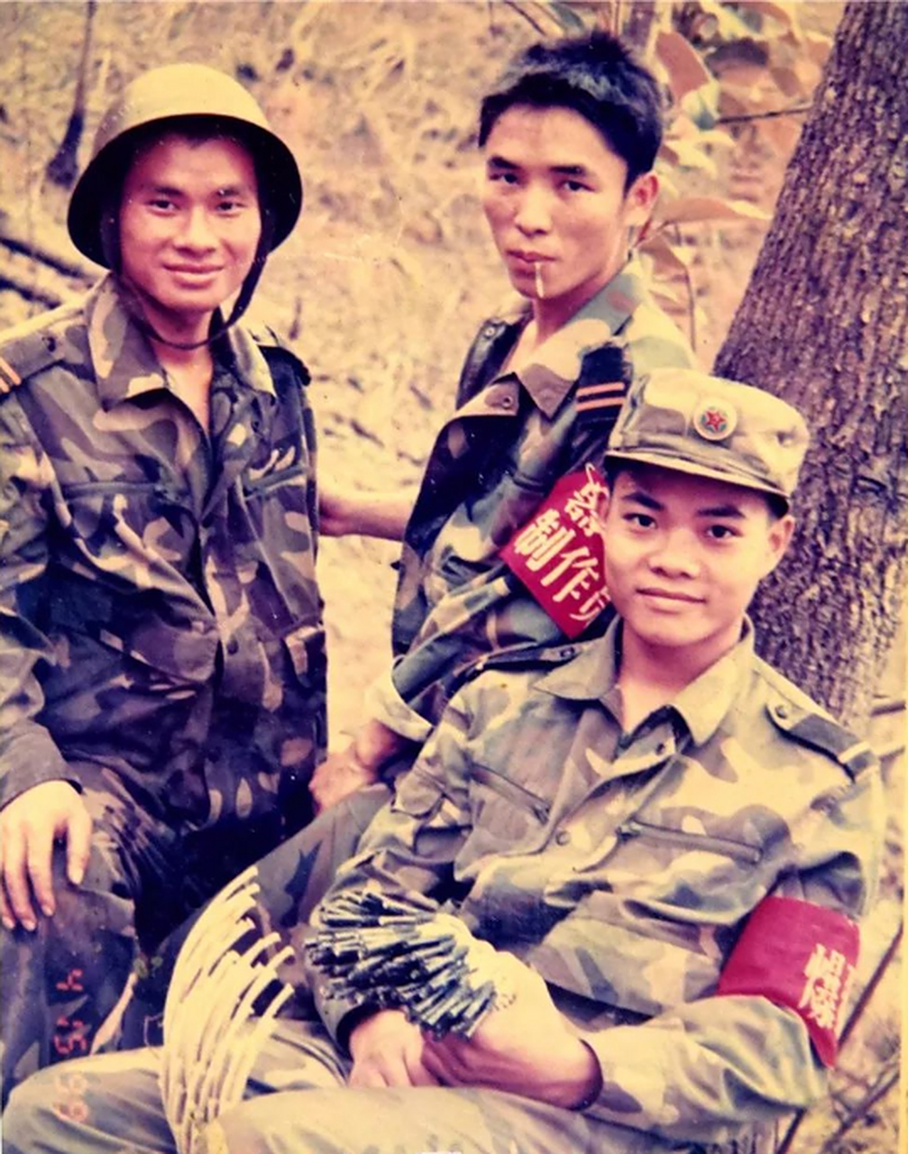 1980年代,排雷英雄刘庄,与妻子赵润莲的珍贵合影,1986年英雄在老山