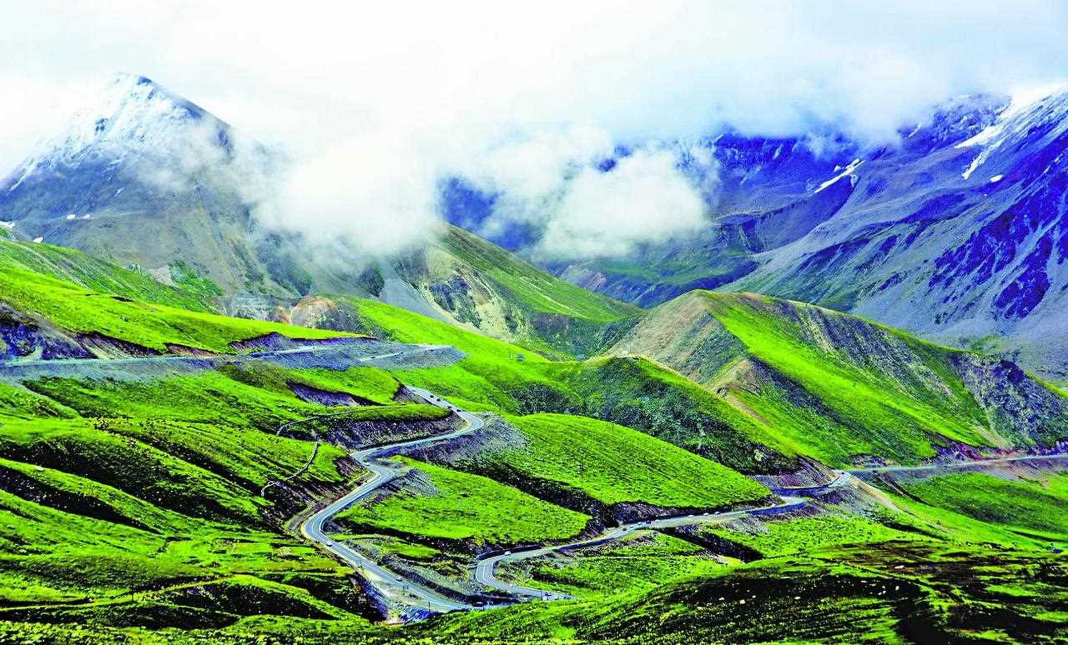 独库公路全程561公里,沿线山峰险峻,风景秀美,吸引了大量的自驾游游客