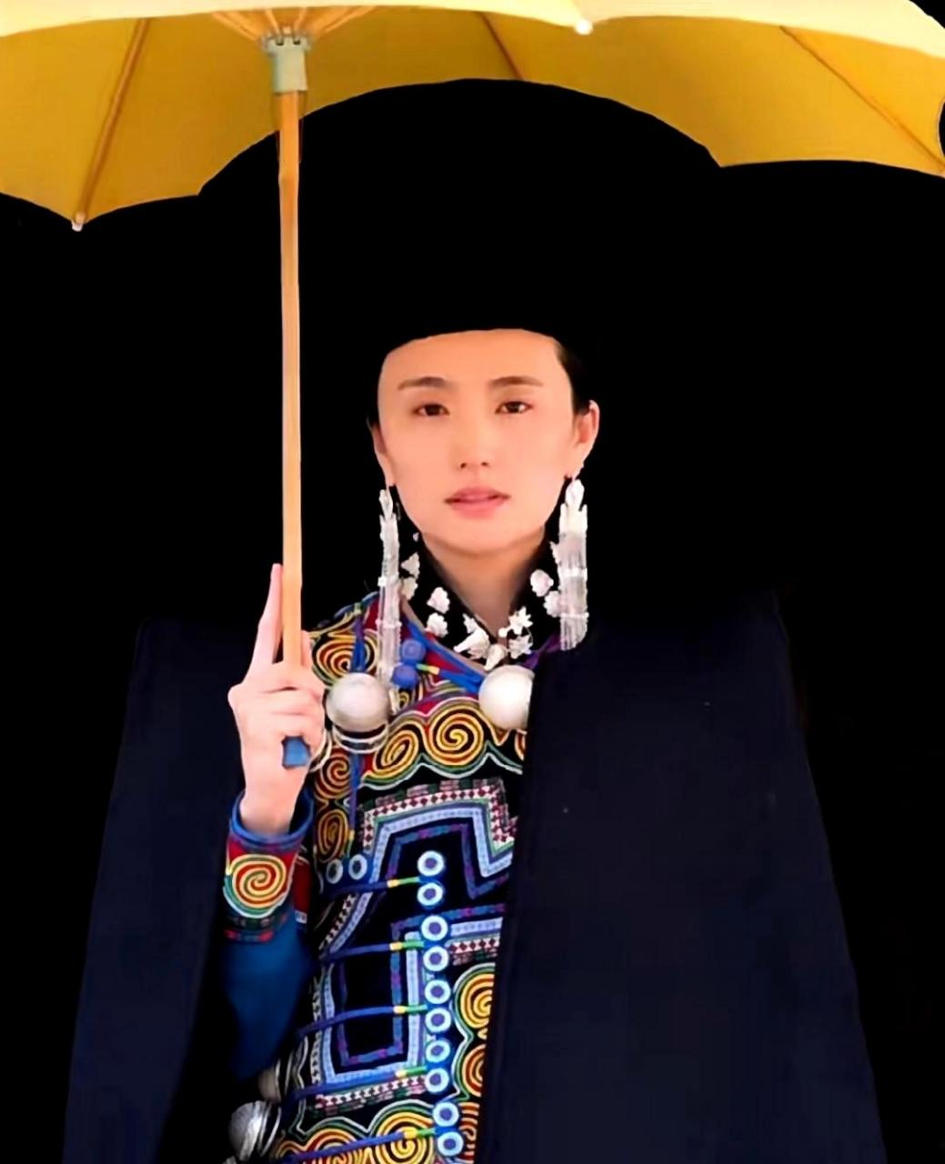 李亚鹏的妻子晒出了变装照,穿着彝族服装的海哈金喜看起来像换了一个