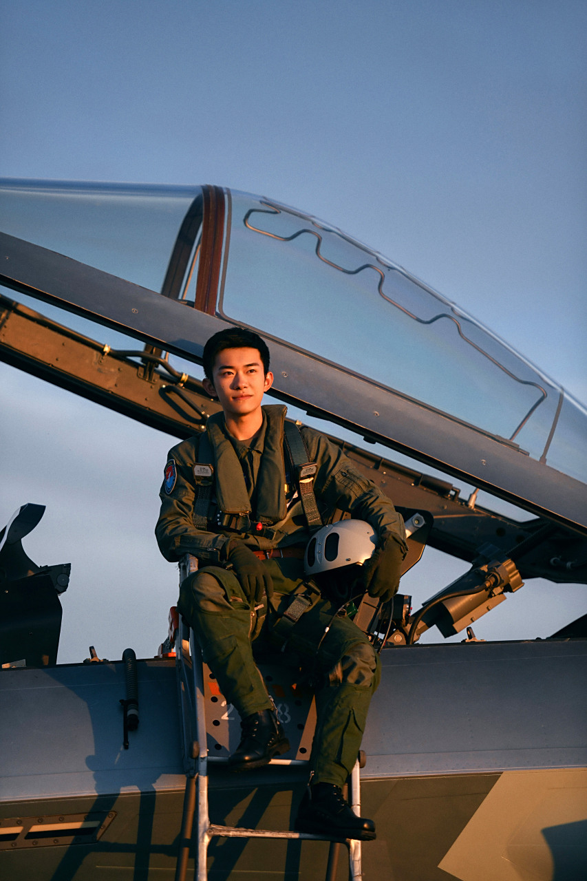 我再说说个人观点,如果电影找易烊千玺做男主角,扮演中国空军的年轻