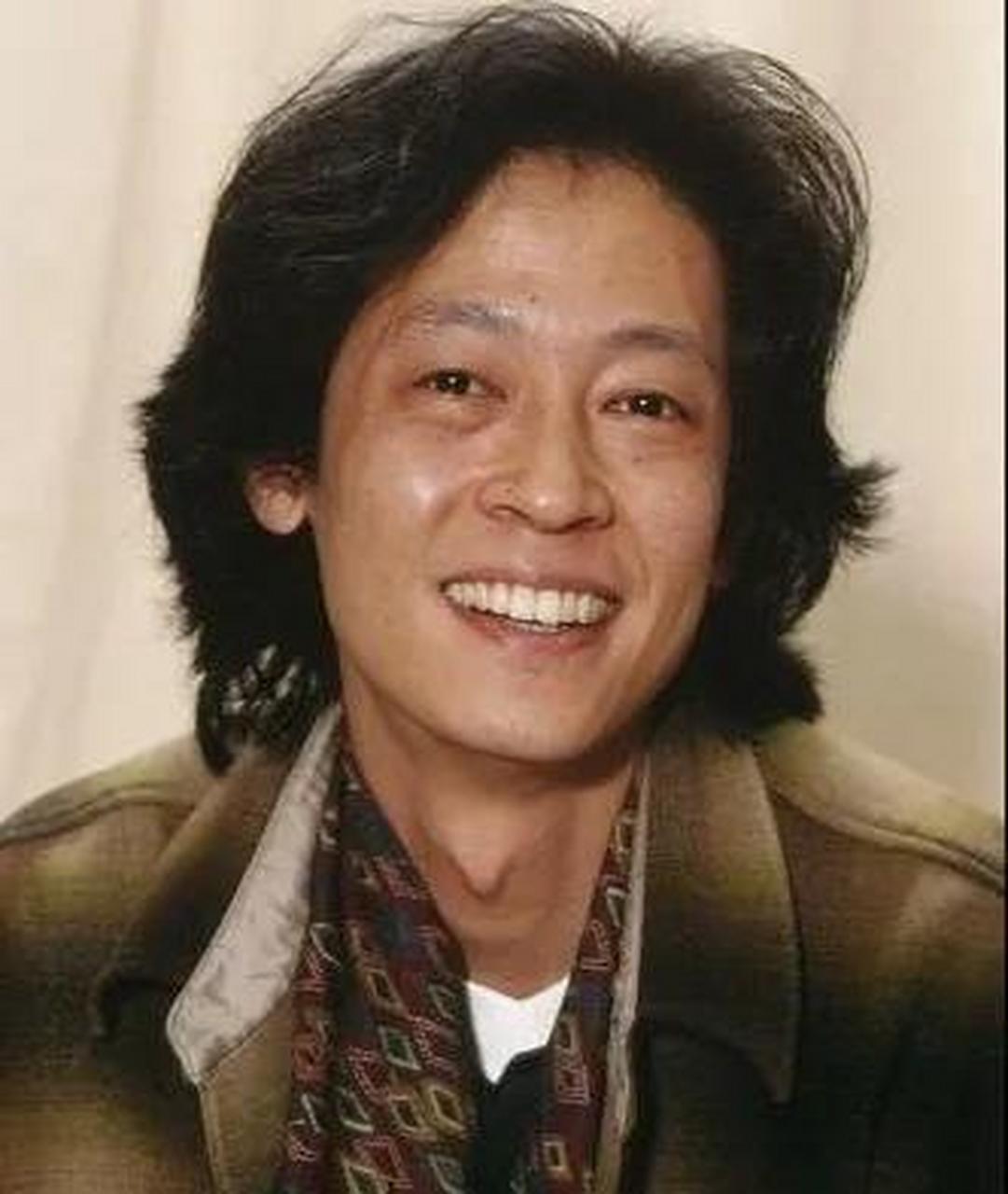 王志文当年是娱乐圈里的"一代情圣",阳光帅气,一头长发,吸引了大批