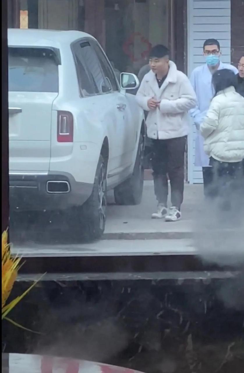 领动计划# 街头偶遇网红白小白,现在的他出门已经是豪车代步了,他的