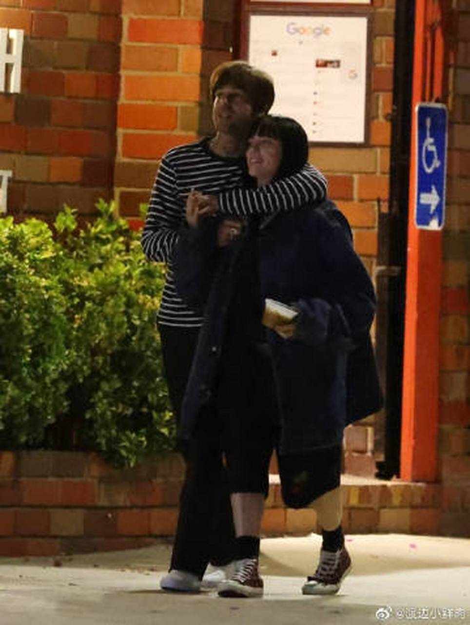 碧梨和男友街头接吻# #碧梨恋情#  感觉欧美那边对明星真的看得挺开