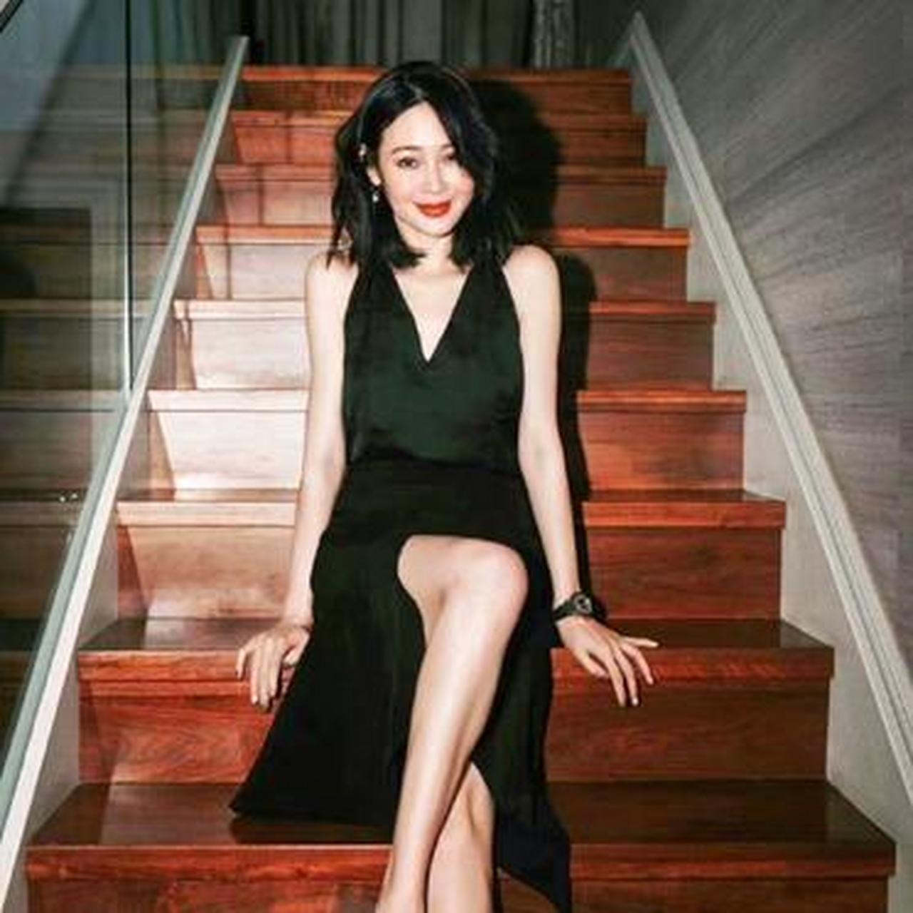 虽有半老徐娘之名,身材依然火辣,身穿黑色低胸深v全身裙,眼神勾人很吸