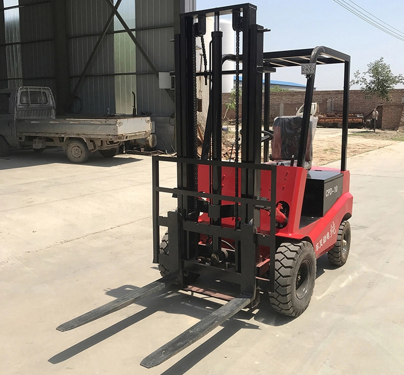 电动叉车的工作原理 电动叉车通过电池组提供的电力驱动电机,使车辆