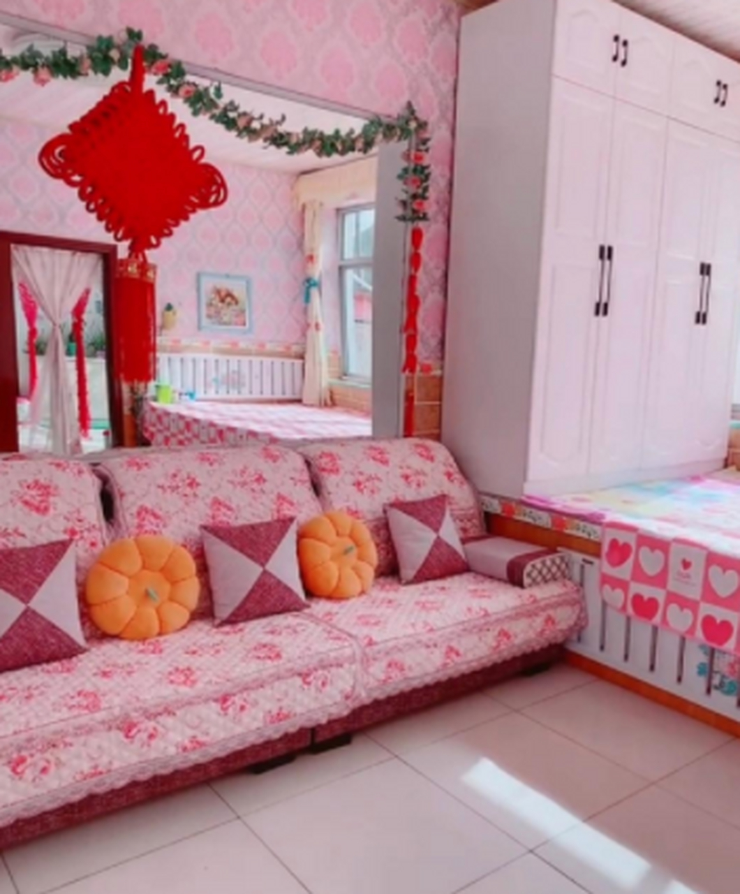 这屋子收拾的又干净又漂亮,以后我也要把村里的房间弄成这样!