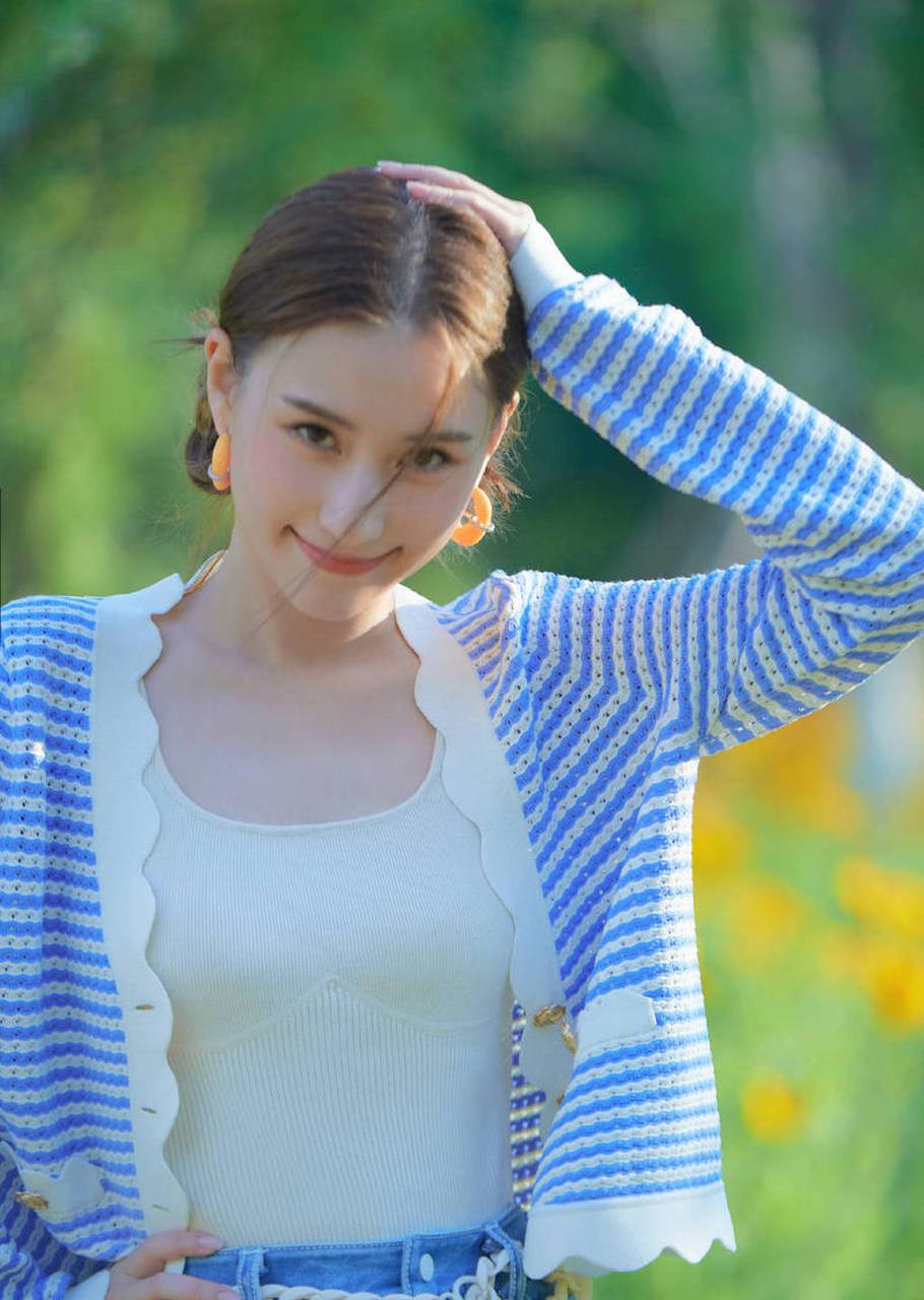 搜狐娱乐7月27日讯何超莲分享了一组社交平台上的写真照.