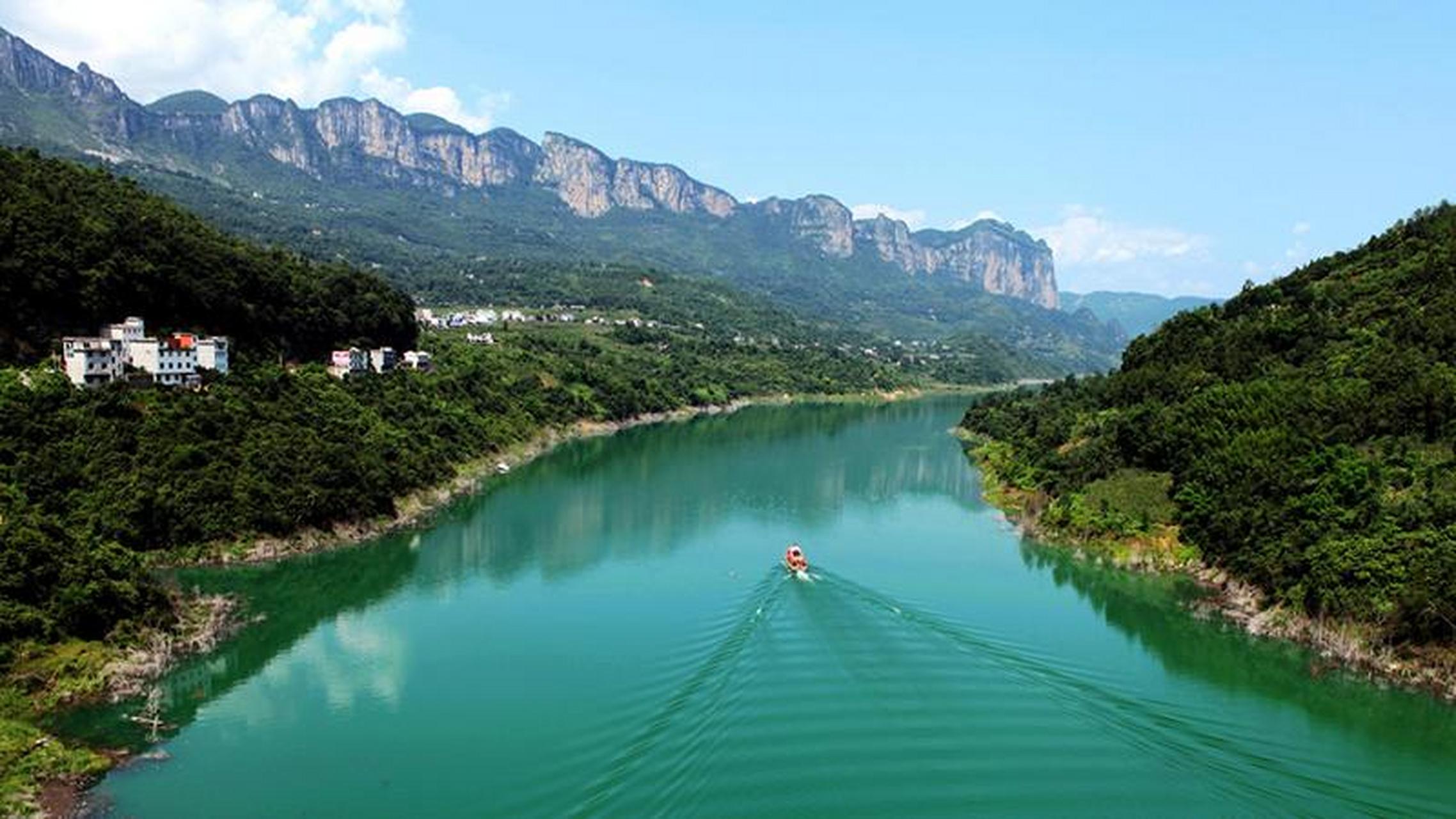 恩施最美的神农溪 来到恩施,一路上,我们看到了沿途有很多漂亮的小溪