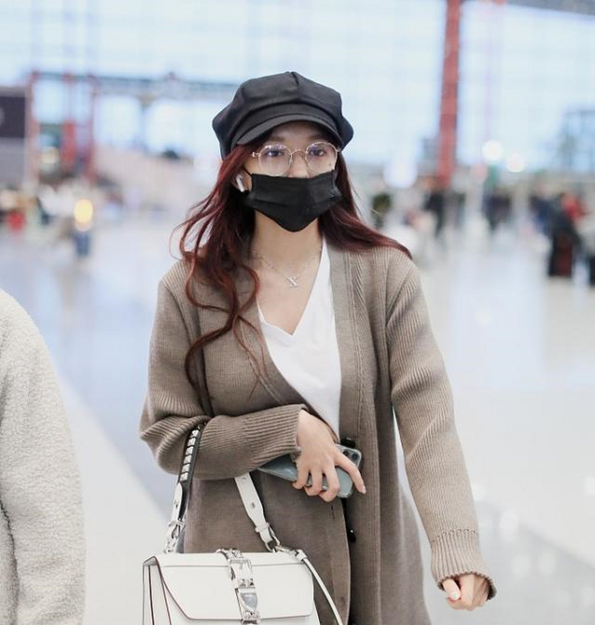 组图:程潇穿拼接外套示范秋季穿搭 戴眼镜口罩遮面难掩美貌[小黄鸭]