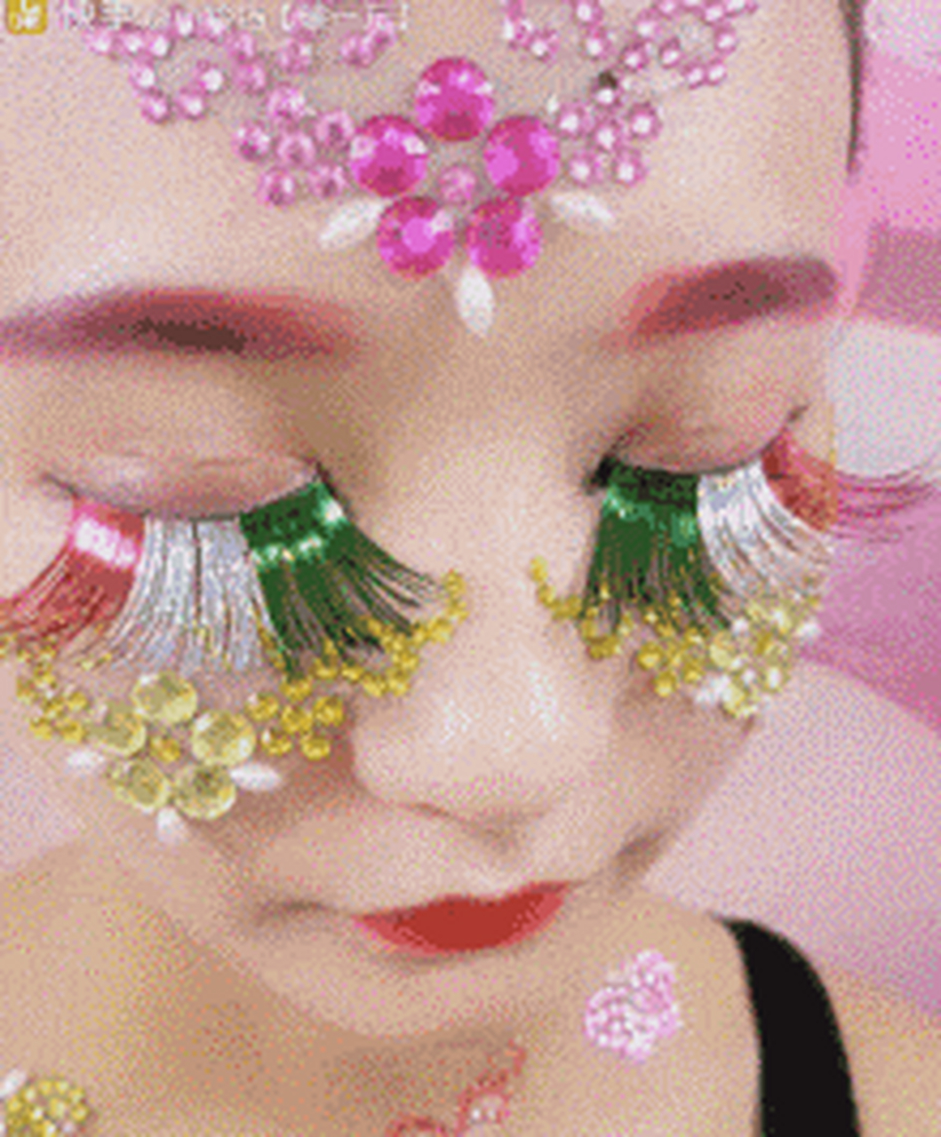 搞笑gif动图:搞笑第三张这眼睫毛,夏天可以给我当扇子用