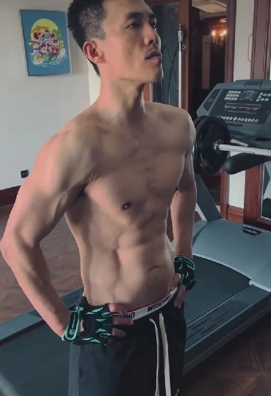 杜淳晒着六块腹肌,脸凹陷皮肤暗黄,身体太瘦,引发了激烈的讨论.