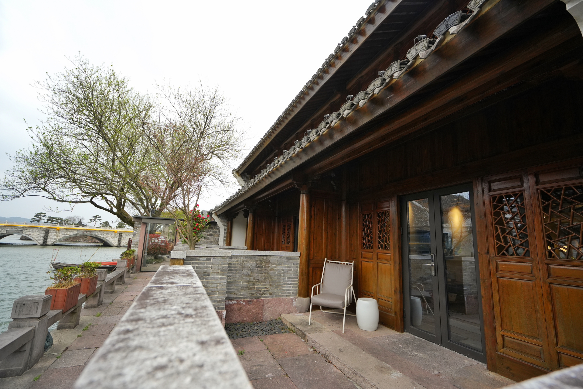 在韩岭街的花间堂酒店吃的早餐,馄饨或牛肉面为主餐,其余的小吃为套餐