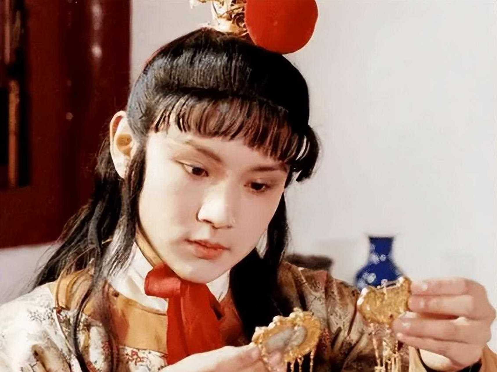 饰演87版《红楼梦》核心男主角贾宝玉的欧阳奋强,虽然还在影视圈活跃