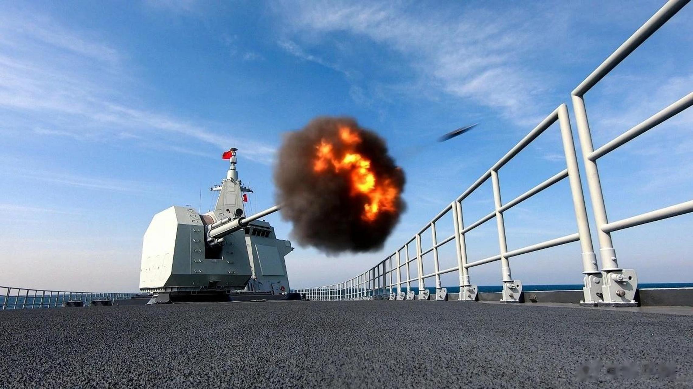 055主炮实射,甲板的防滑涂层像以前的柏油路面