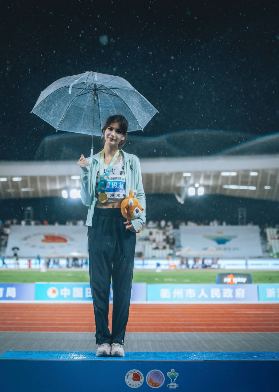 在全国田径锦标赛女子100米栏比赛中,湖南美女选手夏思凝夺冠,赛后她