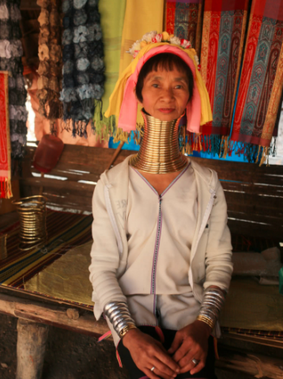 缅甸的交界处生活着长颈族,那里的孩子从五岁开始脖子就会被套上项圈