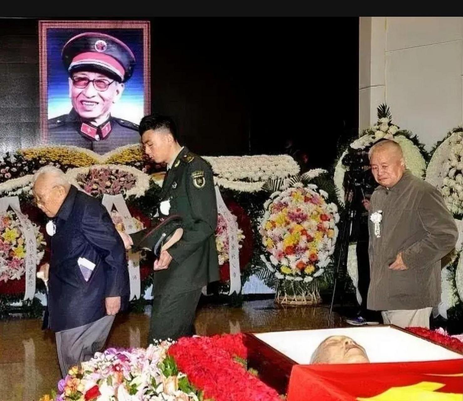 这是2016年,高锐将军,遗体告别仪式的现场,一张罕见