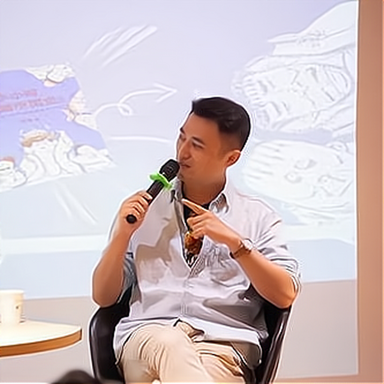 上海,徐小平突然接到张泉灵电话,要他赶紧转1500万到一个陌生账号.