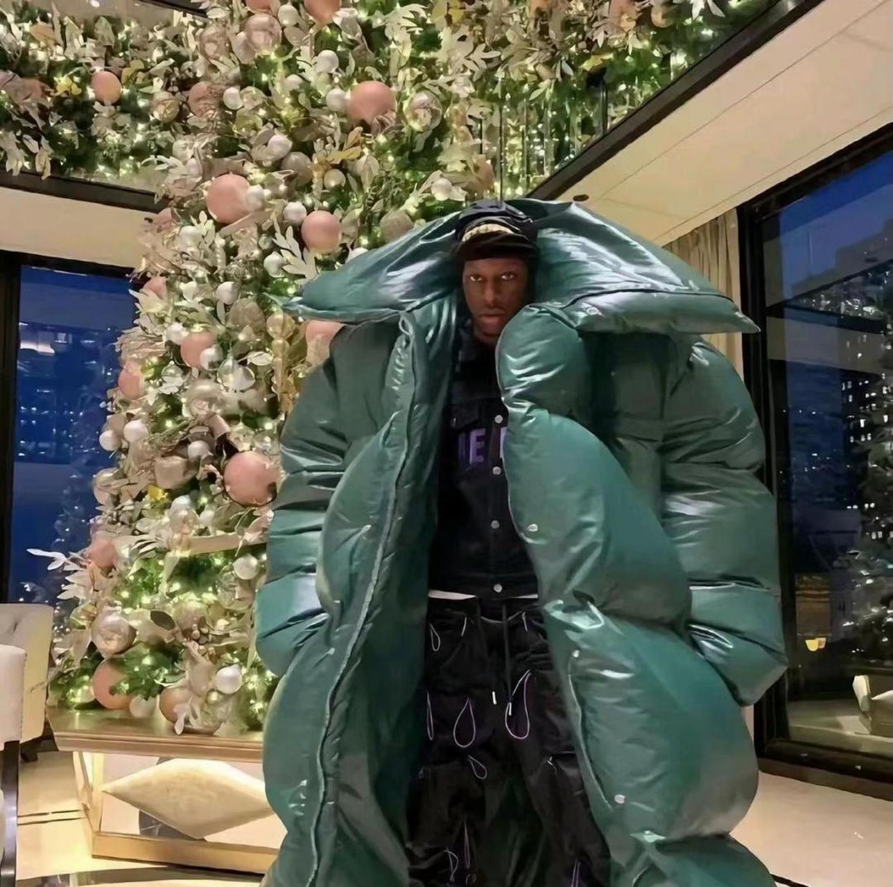 网友:国外现在流行披着被子出门吗? #中国版chatgpt来了# #趣图搞笑