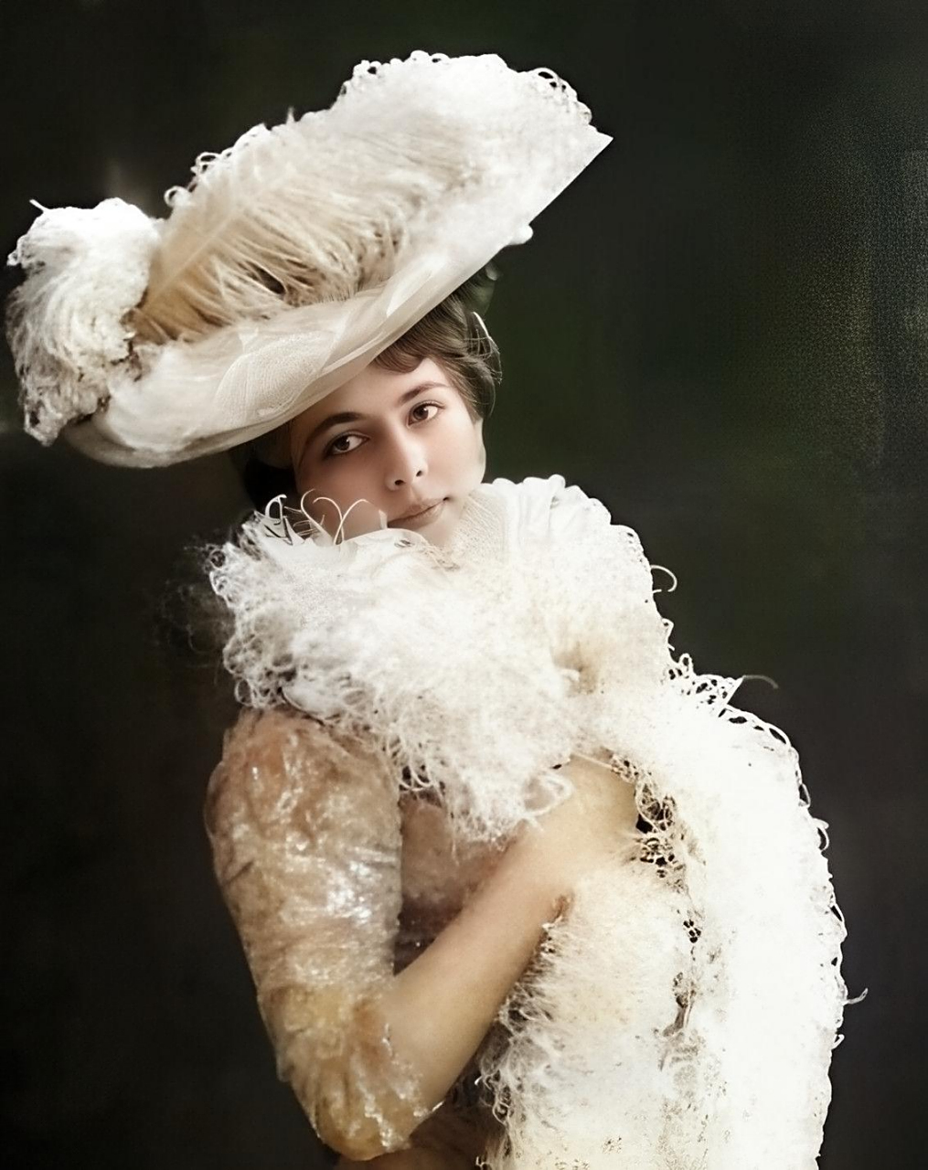 玛塔·哈莉迫使周璇停留在两国之间,也许是为了钱,也许是