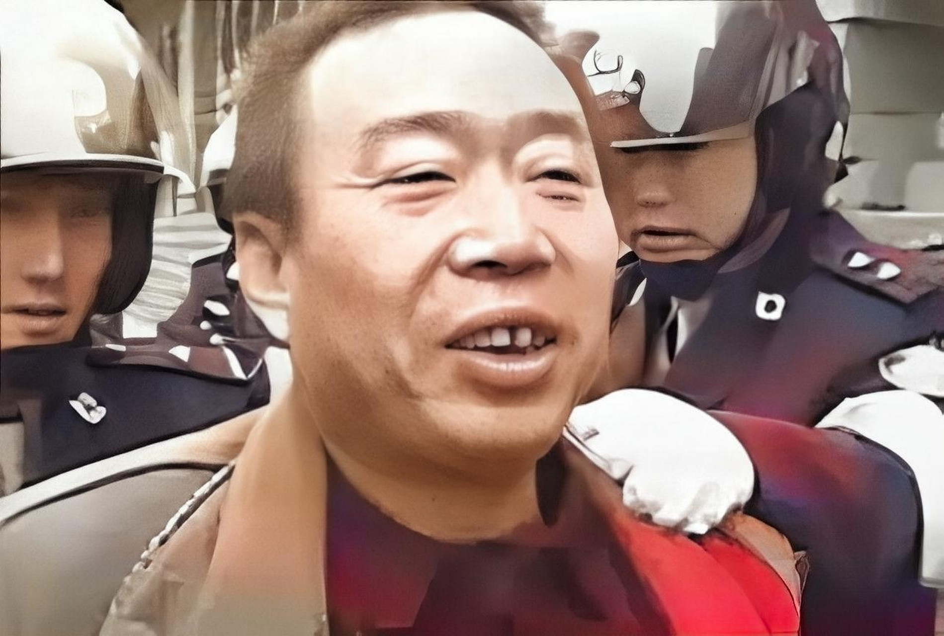 2001年,胡文海枪杀了14名与他不和的村民,以报复他们未能承包煤矿.