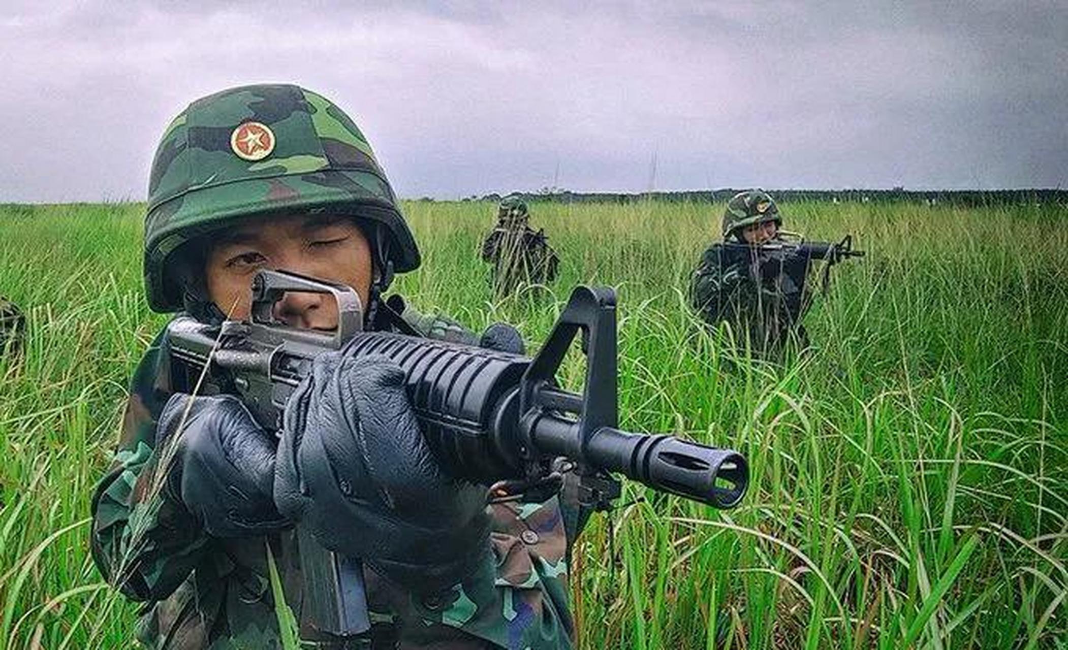 兵器影像# 越南人民军特别侦察队的人员正在进行反恐训练.