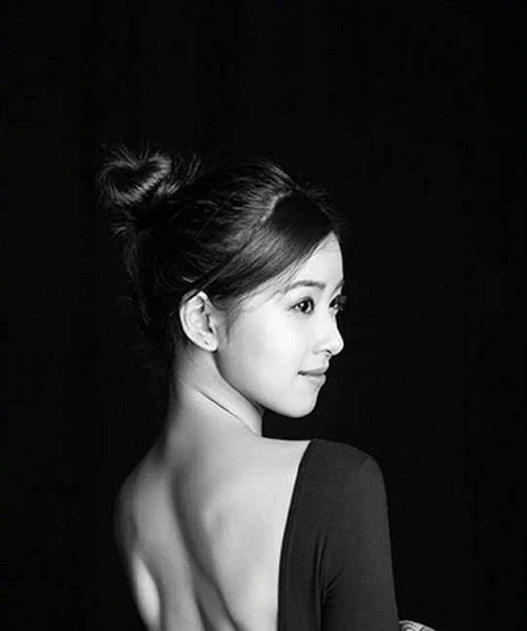 [赞同] 照片中,章泽天身穿黑色舞衣露出美背,舞姿十分优雅,双眼清澈有