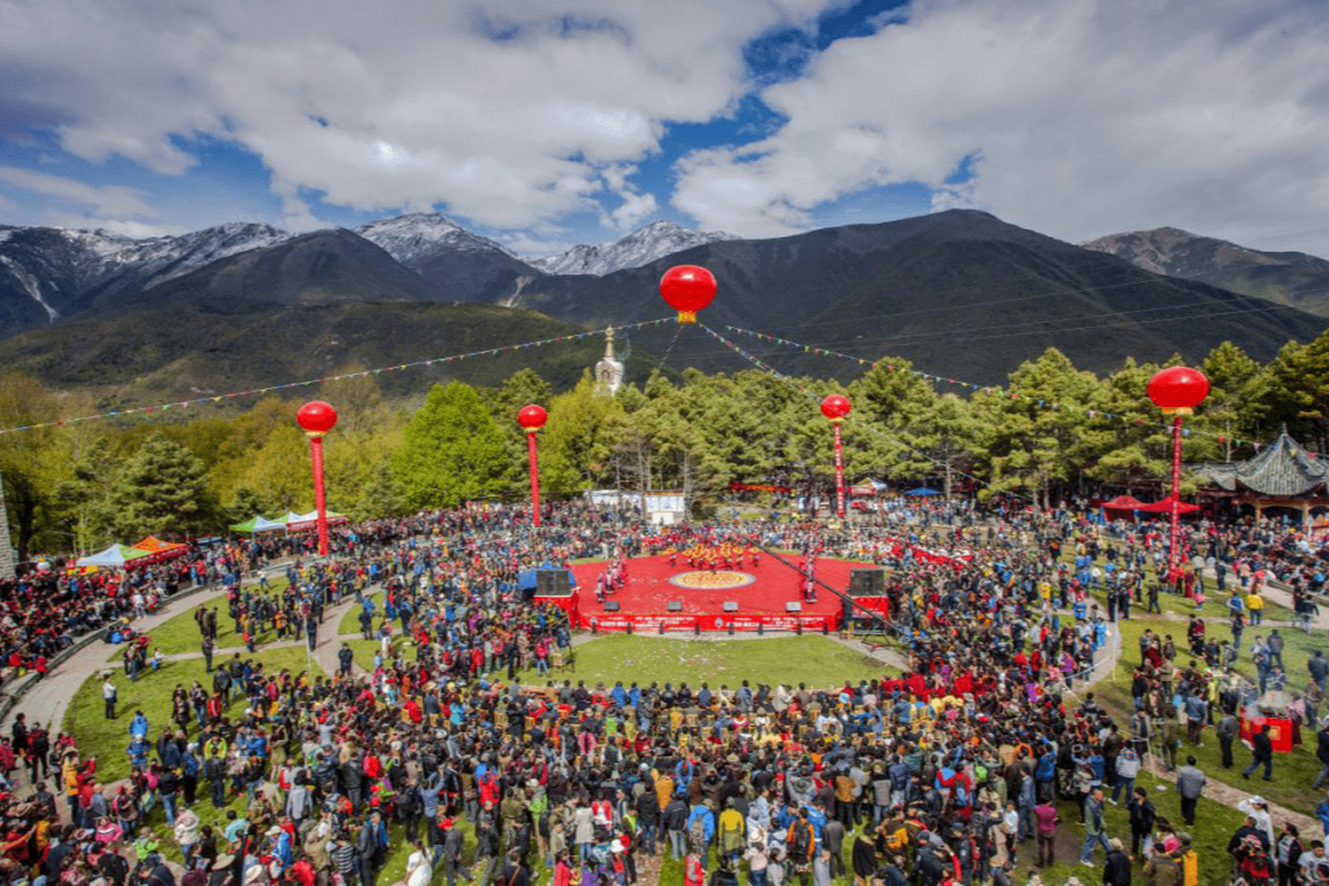 这里的畜牧业发达,山上有五色海,观音阁,九龙浴佛池,跑马坪等神仙