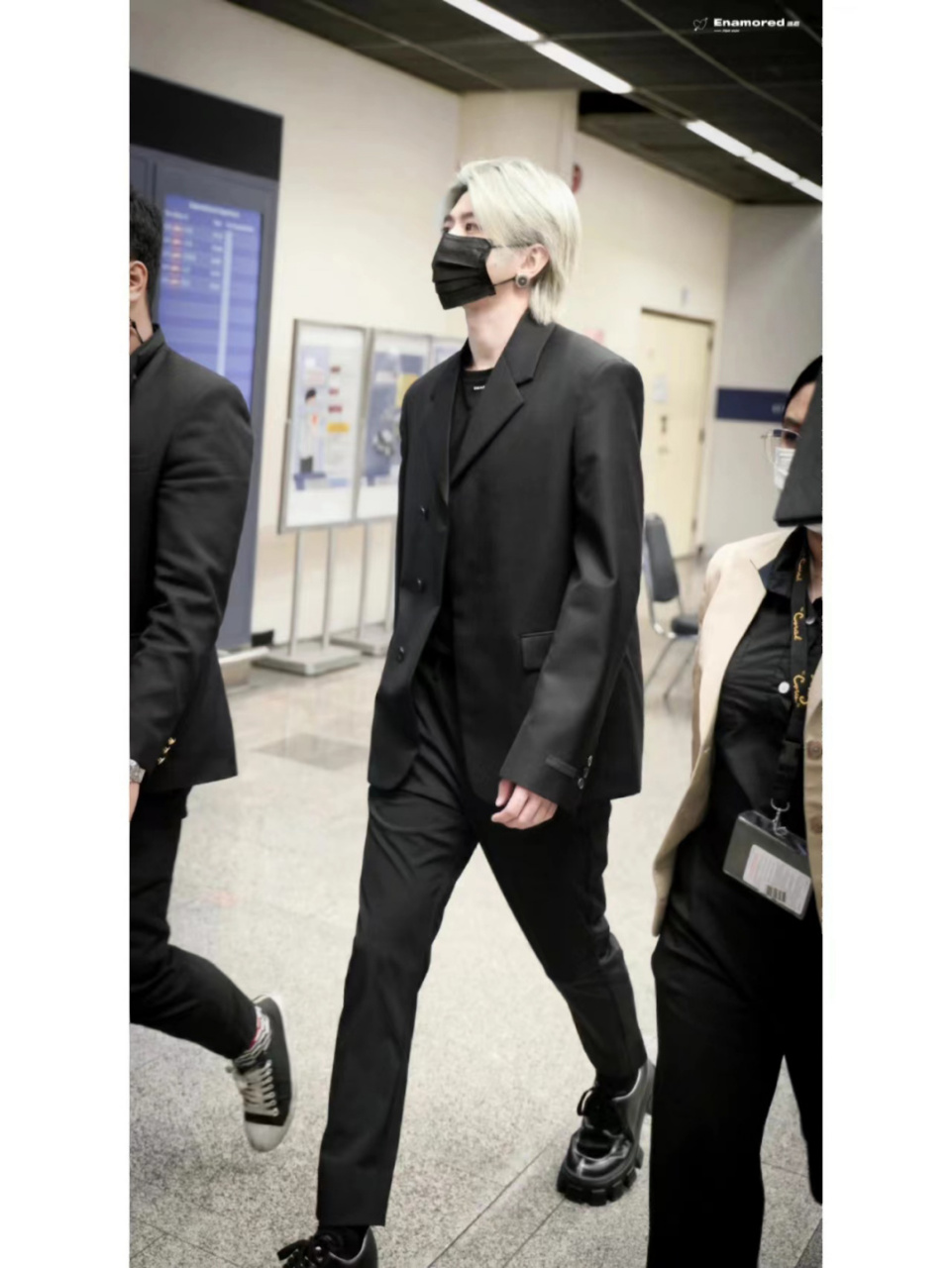 蔡徐坤机场穿搭 贵气少爷气质拿捏 好潮好时尚的西装皮鞋穿搭,太帅了!