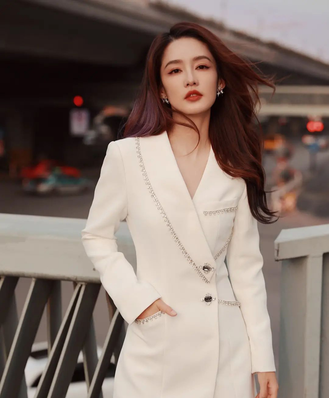 李沁白色西装裙又飒又美,气质魅力不可挡! 676767#李沁