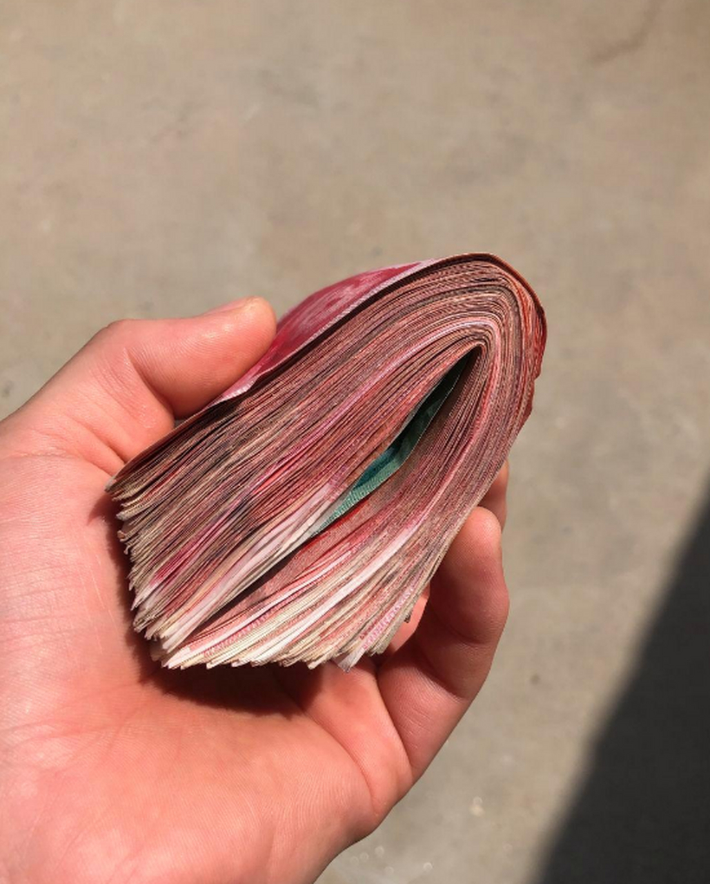 今天发工资了,感觉好几年都没见过现金了,有点不适应了.
