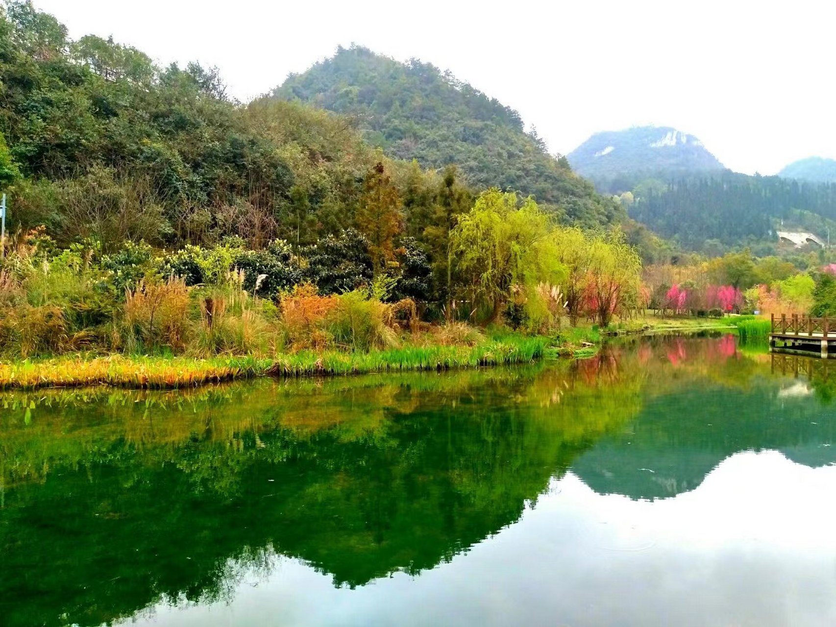 秋季的花溪十里河滩景色秀丽,层林尽染,色彩斑斓.