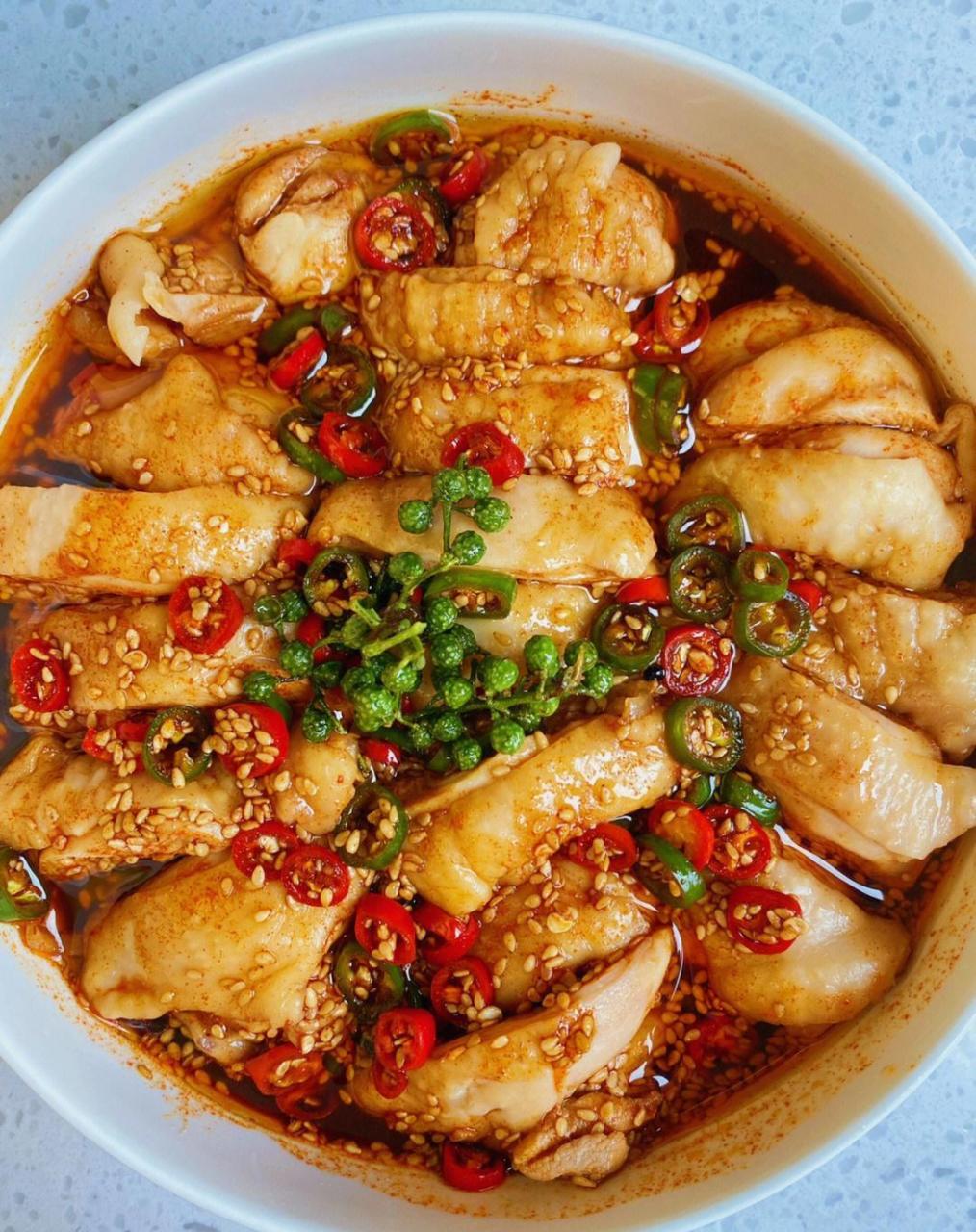 椒麻口水鸡05 00食材:鸡腿四只 93做法: 115青椒,小米椒切圈