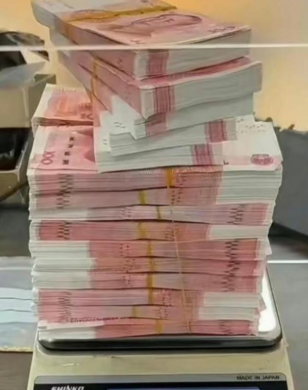 一堆黄金和一堆钱你选哪个?