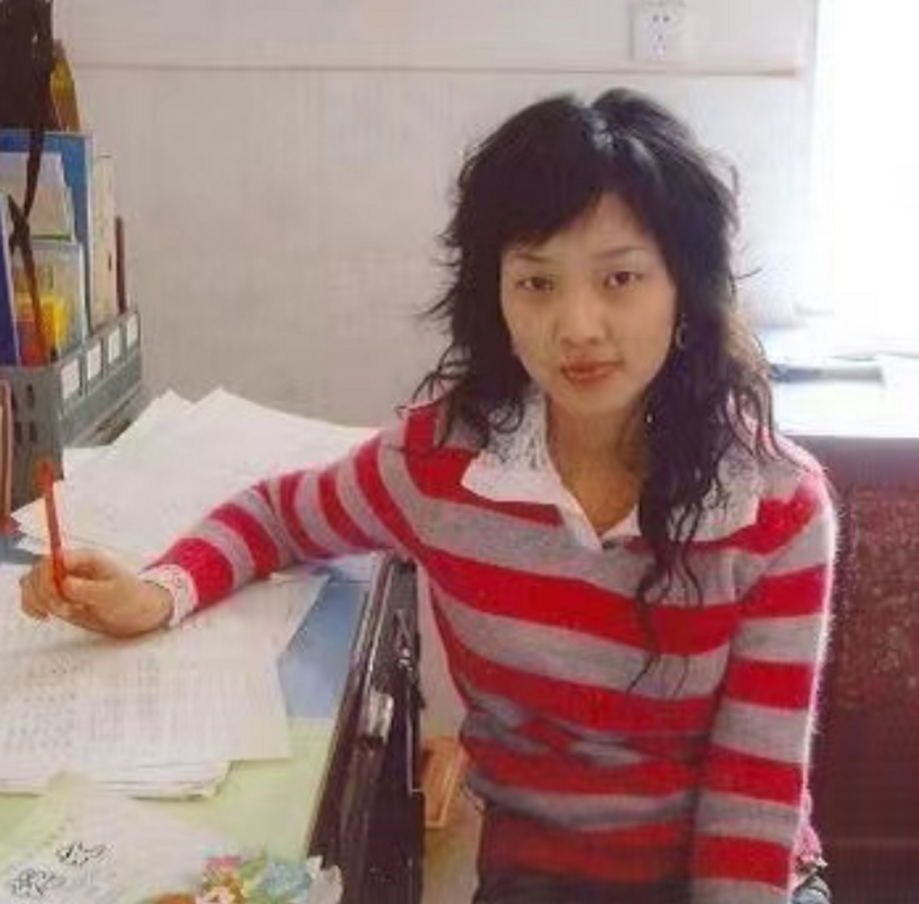 小学老师袁文婷,汶川地震救出13名学生,自己被埋在水泥板中.  照片中