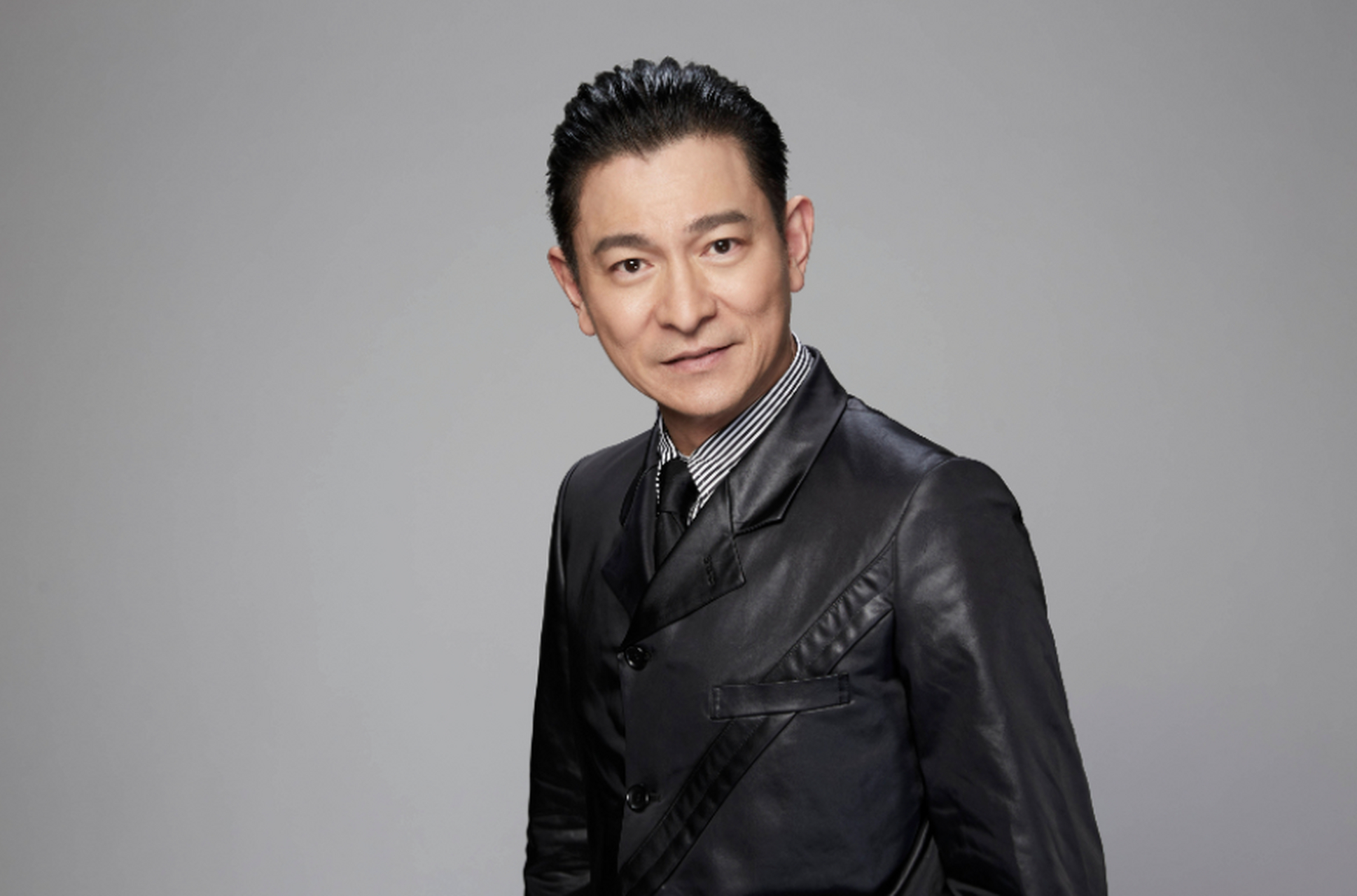 刘德华致敬父亲的两首歌 第一首是《十年》,1995年发行,爸爸给他的