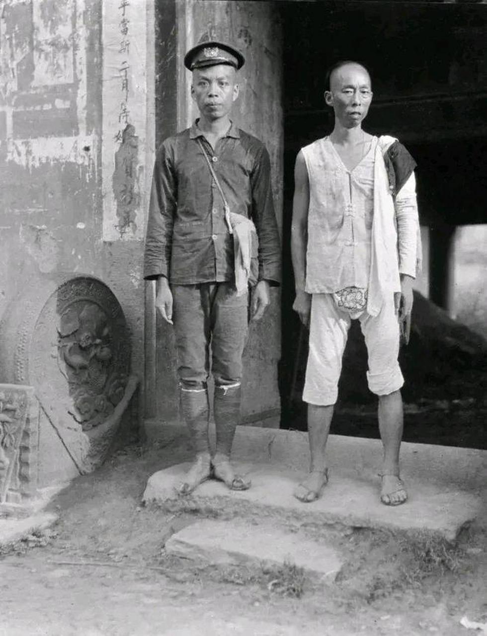 20世纪20年代,当地的百姓生活十分艰苦,他们大部分穿着破旧的衣服,脚