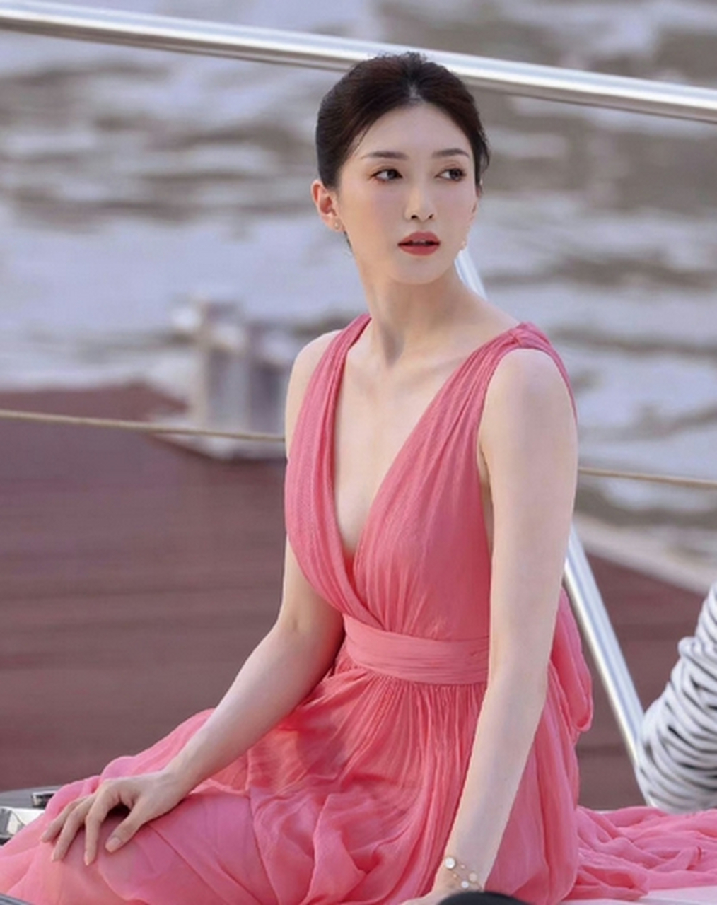 这件裙子的设计十分巧妙,展现了江疏影优雅的气质和迷人的身材.