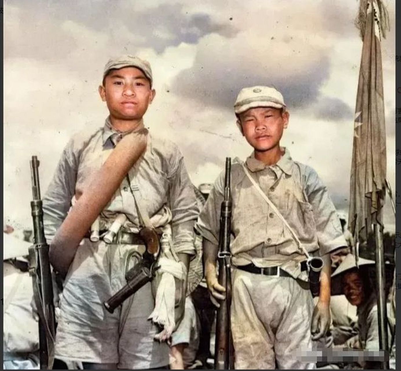 1943年的一张老照片中,两位姿态挺拔的中国娃娃兵出现在了镜头前.