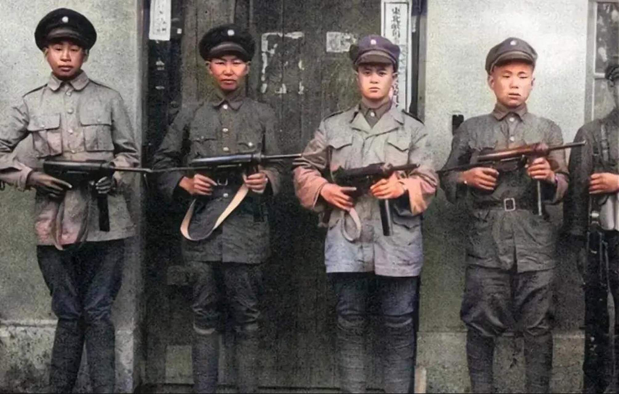 这是1949年重庆街头几名手持美式冲锋枪的国军士兵合影.