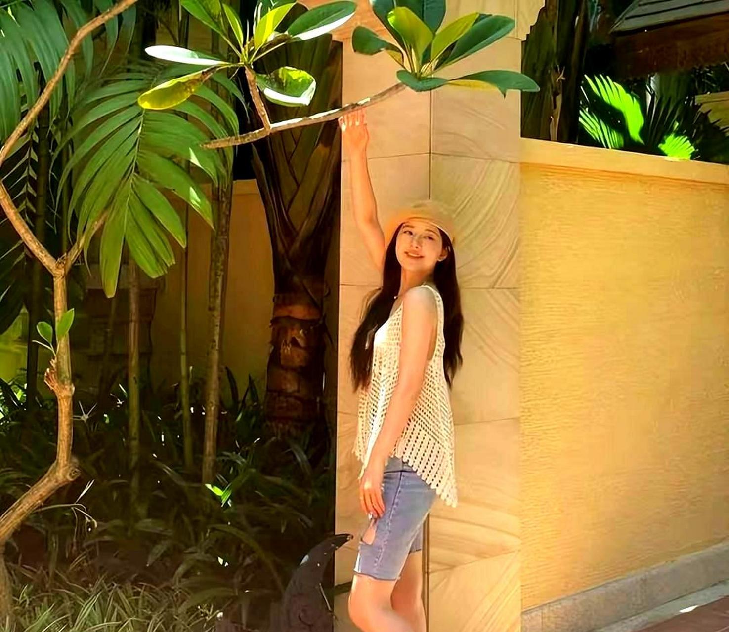 赵露思穿着牛仔短裤,展现出成熟女性的魅力和美丽.