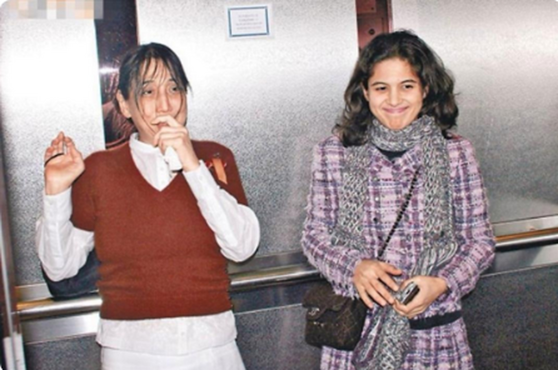 何超英和女儿合照,我女儿眉眼和妈妈一样